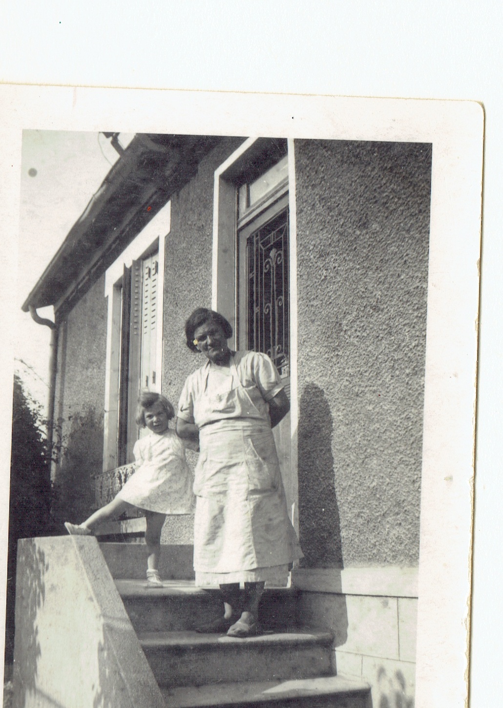 Hanna with her caregiver at the daycare in Villeneuve-le-Roi
