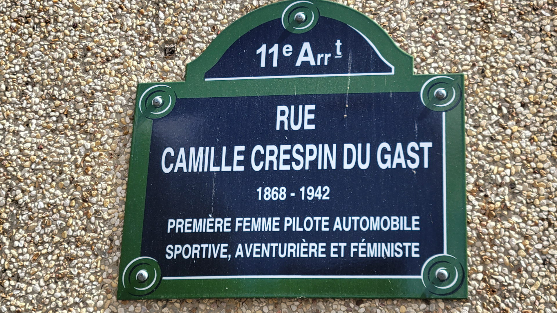 Rue Crespin du Gast street sign